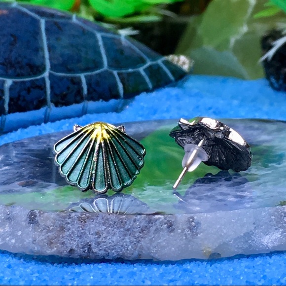 Clamshell Earrings ( Green ) - Picture 3 of 8